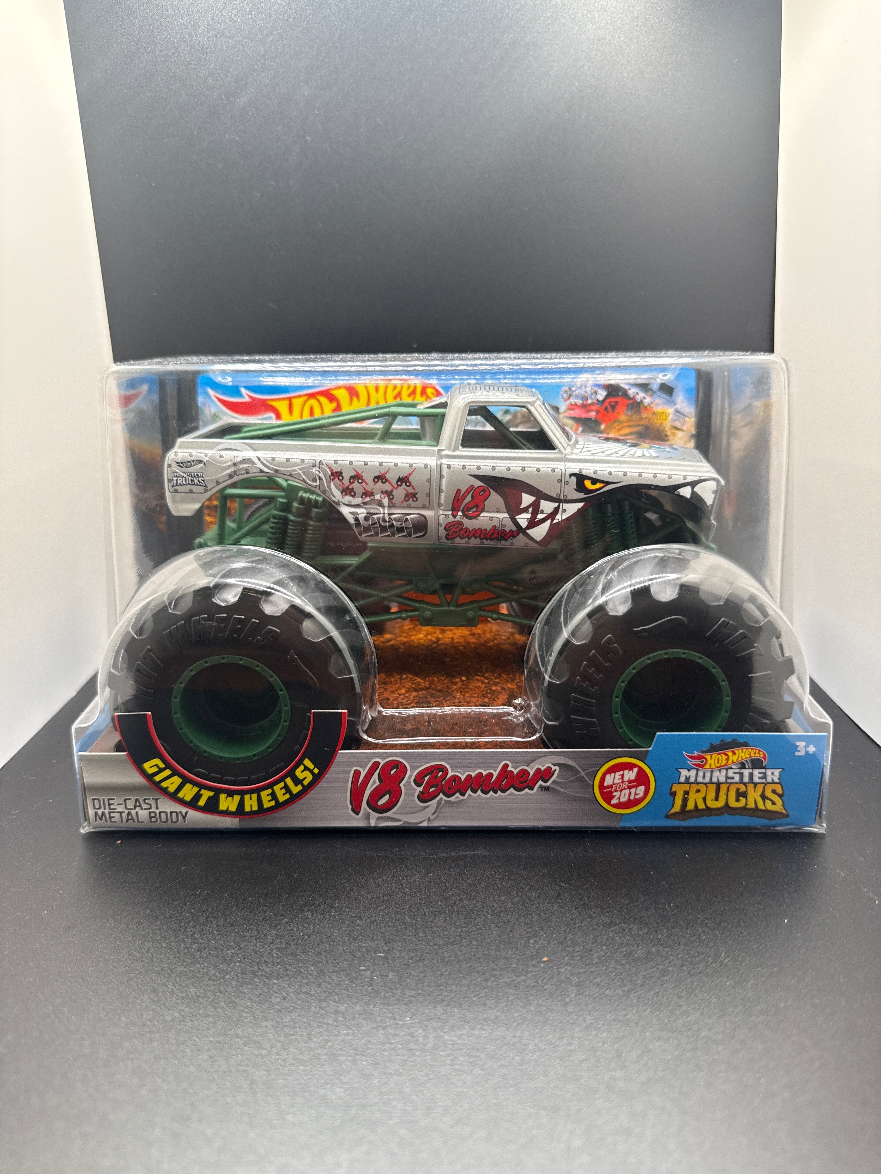 2018 Hot Wheels V8 Bomber 1:24